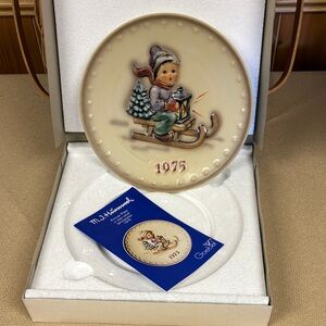 Mint Condition MI Hummel  Cream Plate 1975 Winter Scene. Original Box